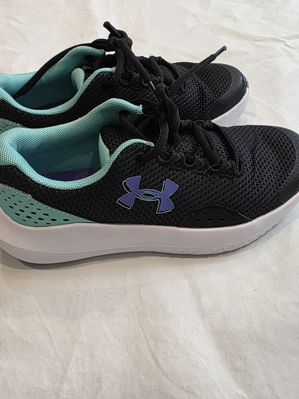 Under Armour UA Girl's Grade-School Surge 4 Running Shoe Size 4.5 youth Black